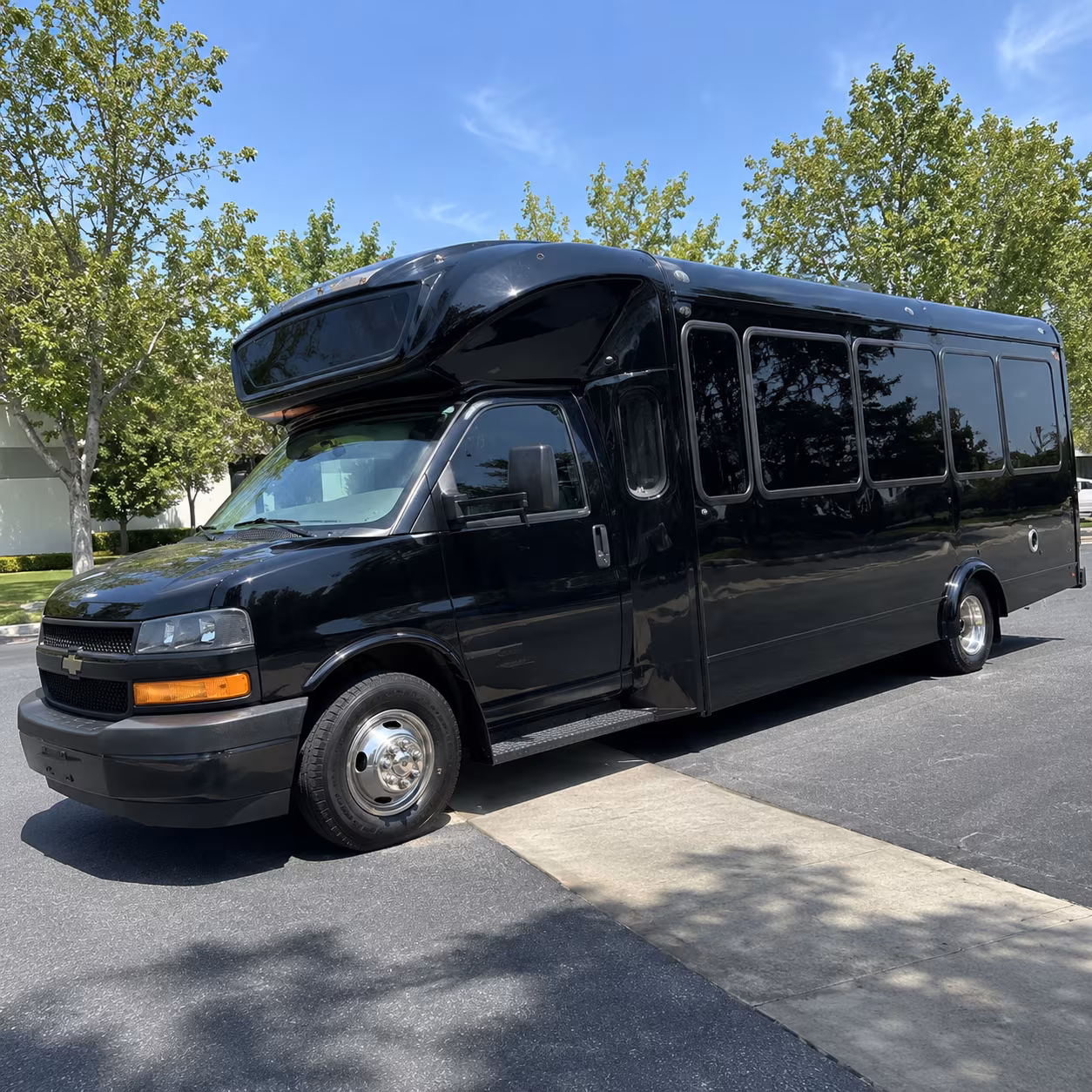garland 15 passenger party bus