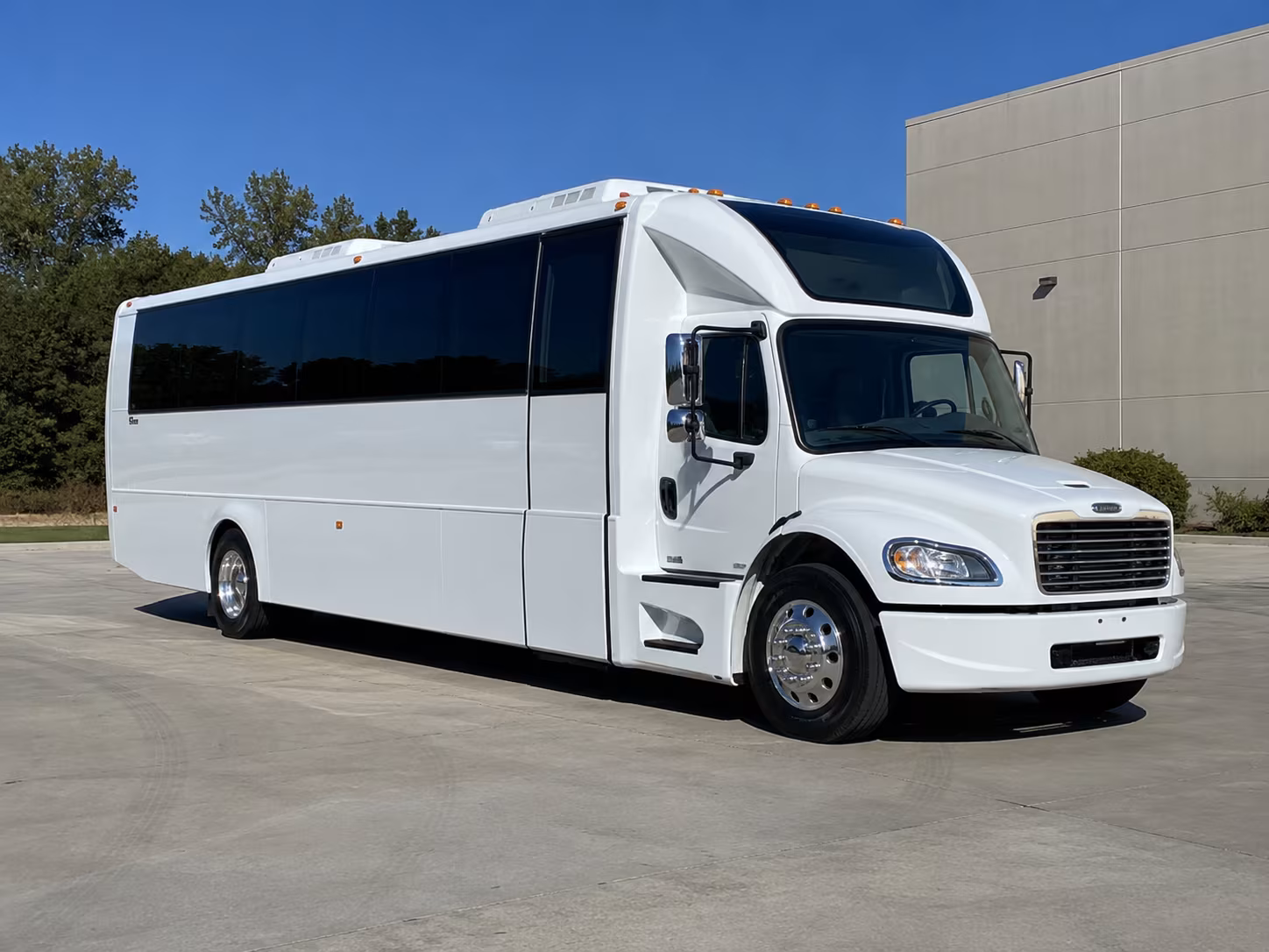 garland 28 passenger party bus